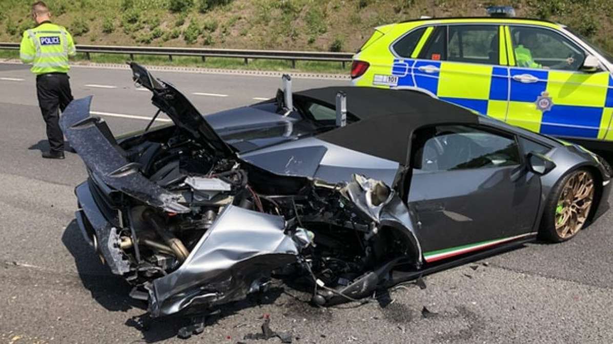 The crashed Lamborghini at the motorway