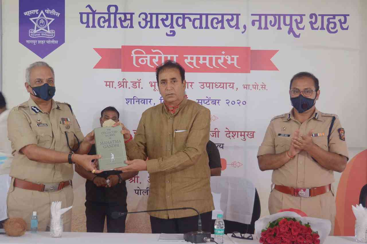 From L to R: Former Nagpur Police Commissioner Dr BK Upadhyay, Home Minister Anil Deshmukh and Current Nagpur Police Commissioner Amitesh Kumar