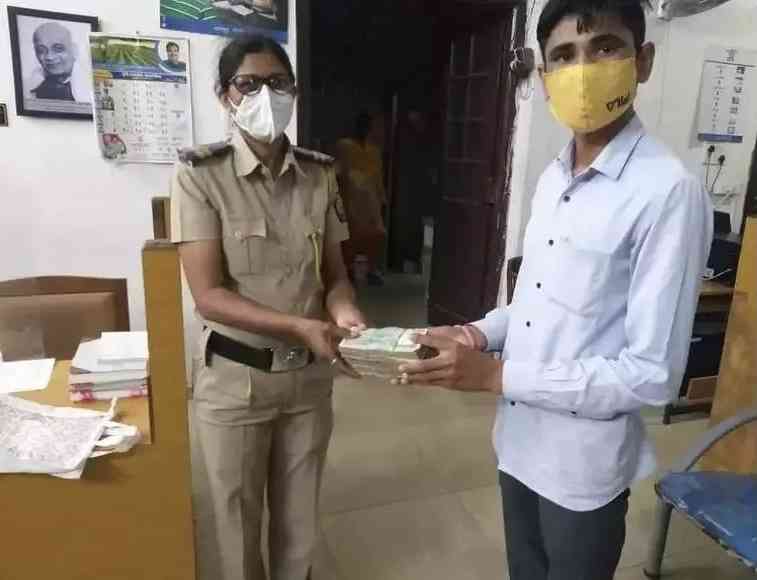 Police constable Jyoti Pantawane Nagarkar along with owner, who lost his cash. (Picture source: Times of India)