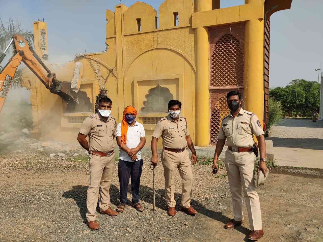 Police officials in front of goon Ranjit Safelkar's 'Raj Mahal' situated in Kamptee area 