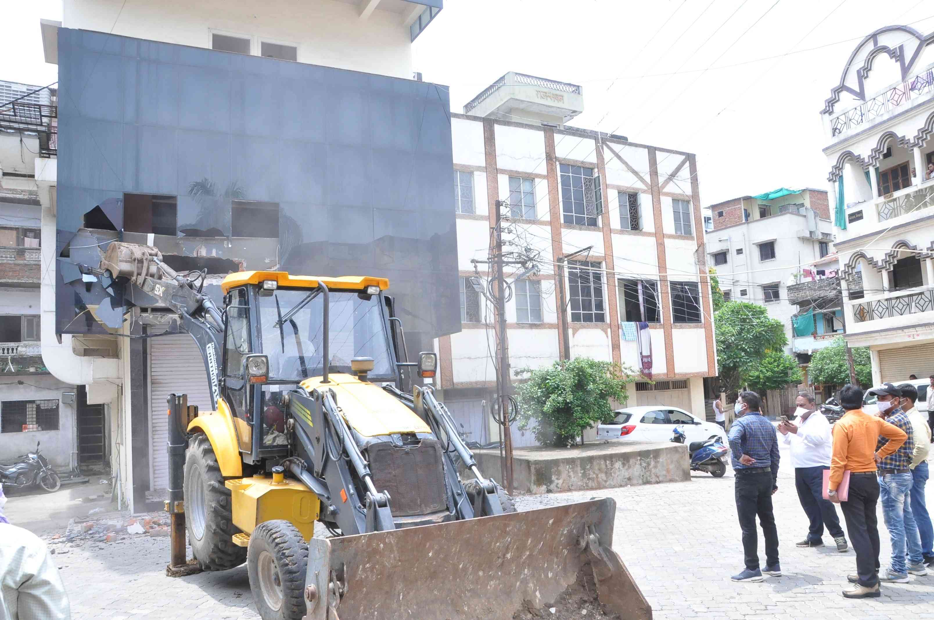 NMC demolishing Santosh Ambekar's bungalow in Itwari ?
