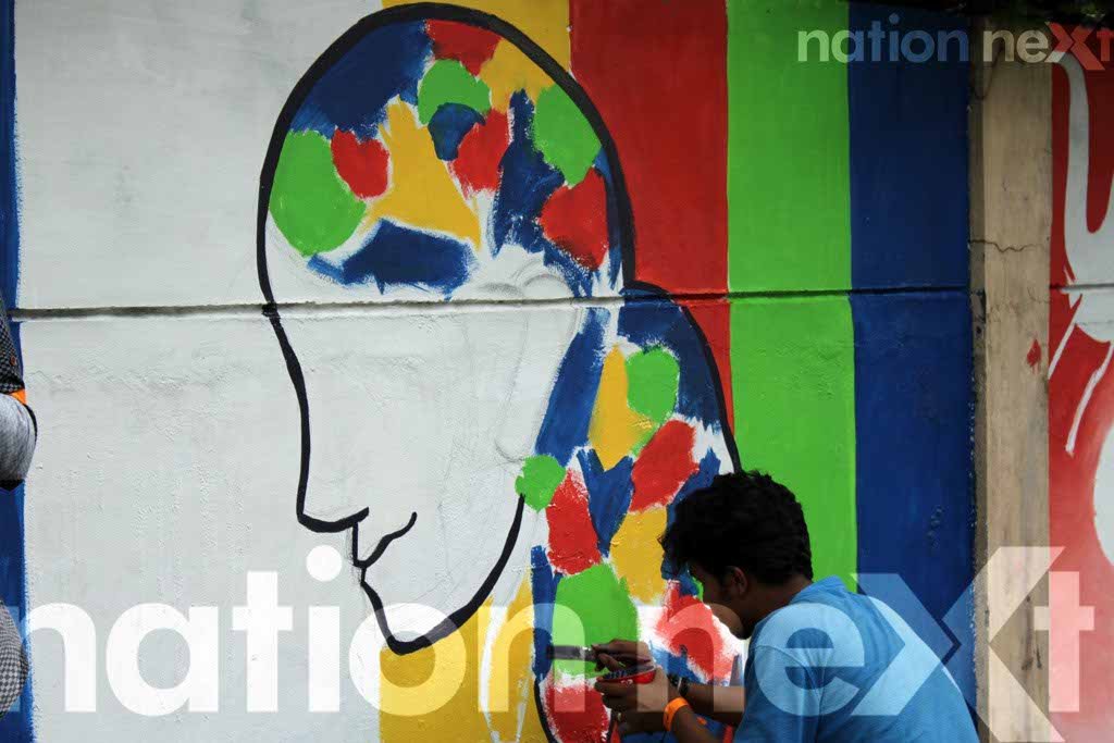 Abhilash Neel while making a painting at Graffiti Wall, a wall designing programme organized at IIID Design Yatra. He wanted to give this message through this painting, ‘The way a girl takes care of herself, we should take care of the environment’