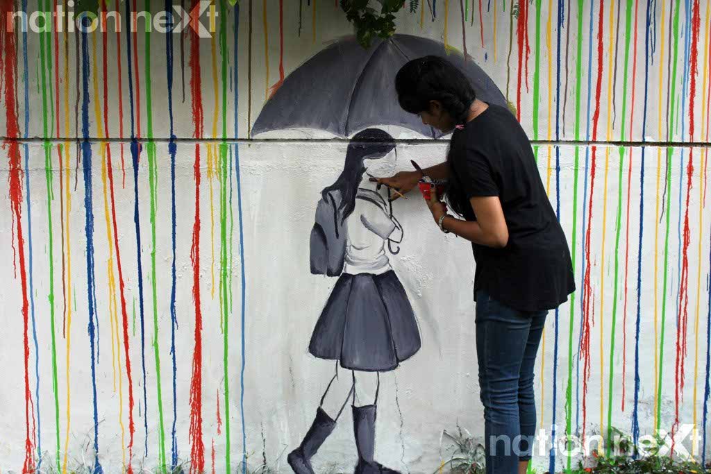 Sanziree Ashirgade while making a painting at Graffiti Wall, a wall designing programme organized at IIID Design Yatra. She wanted to give a message on importance of education