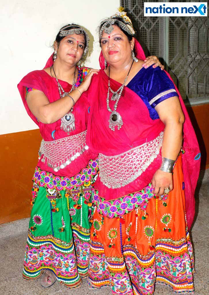 08-10-17-Rupa Thakral and Chetna Thakral-Gujrati Samaj Garba-Gujrat Bhawan-Himanshu Pal (2)