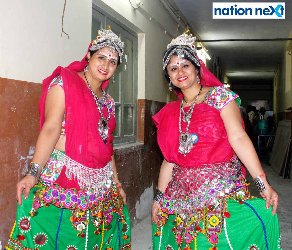 08-10-17-Vaibhavi Thakral and Krutika Palan-Gujrati Samaj Garba-Gujrat Bhawan-Himanshu Pal (2)