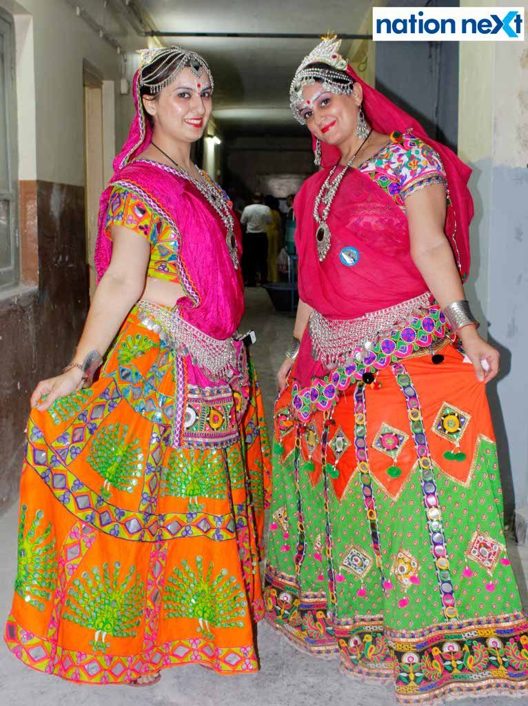 08-10-17-Vidhi Vasani and Chandni Thakral-Gujrati Samaj Garba-Gujrat Bhawan-Himanshu Pal (2)