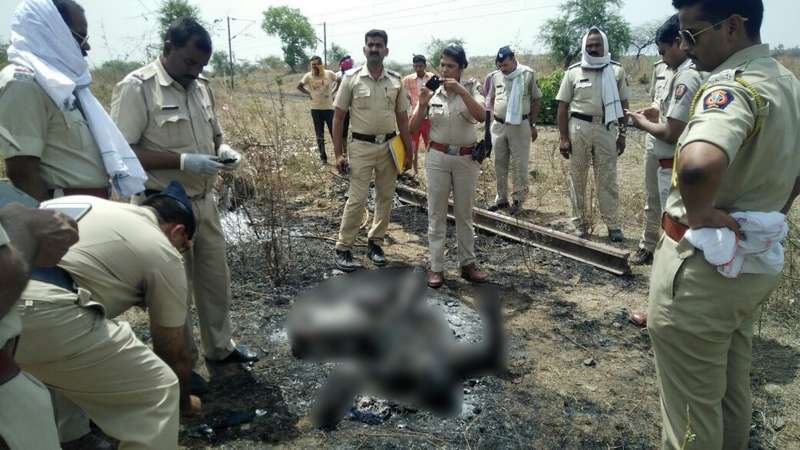 Kalmeshwar Police, on Sunday morning, found a burnt dead body of a man near the Bharatwada Railway Crossing, which is approximately 30 kms away from Nagpur.