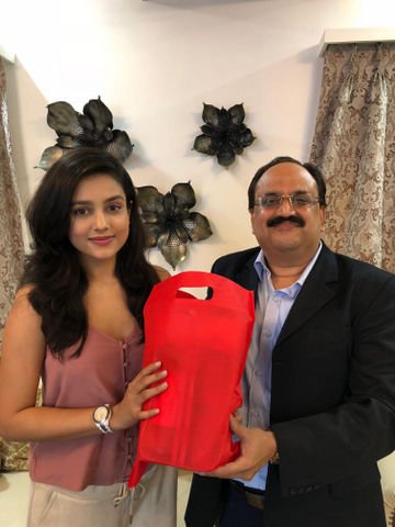 Sanjeev Pendharkar, Director, Vicco Laboratories, felicitated VICCO girl Mishti Chakraborty, as a gesture to celebrate the success of VICCO advertisement.