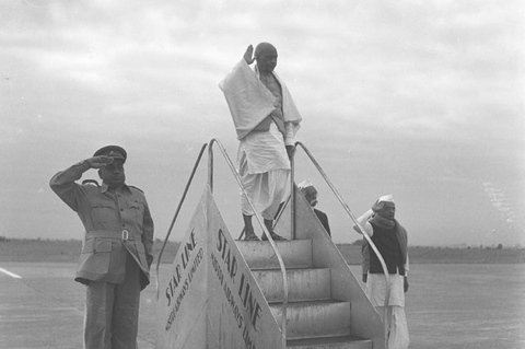 Sardar Patel saluting the army in Nagpur during 1947 (Photo source: South report)