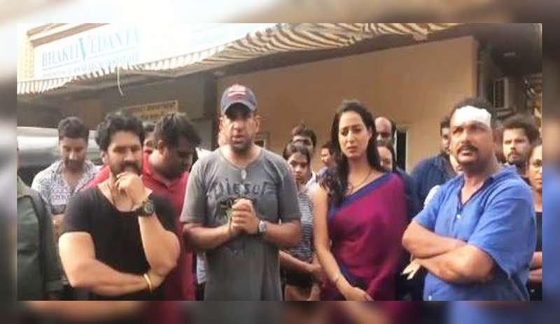 Actress Mahie Gill, producer Sakett Saawhney and crew members were attacked by drunk goons during shoot of web series Fixer? near Ghodbunder Road in Thane. 