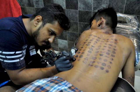 Nagpur tattoo artist Pradeep Mulani made an entry in the Guinness Book of World Record by engraving 448 tattoos in 22 hours.