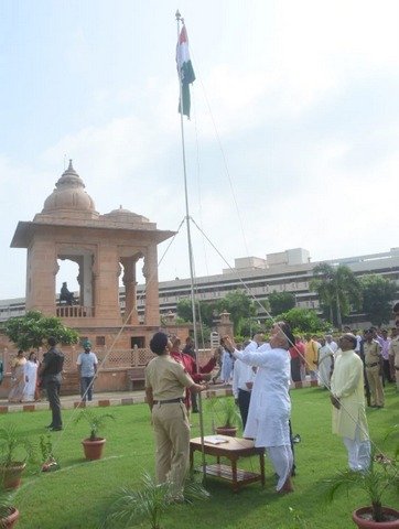 RSS general secretary, Bhaiyaji Joshi unfurled the national flag. RSS chief Mohan Bhagwat also paid tribute at the RSS headquarters.