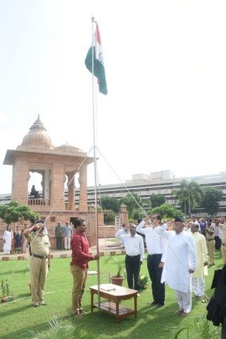 RSS general secretary, Bhaiyaji Joshi unfurled the national flag. RSS chief Mohan Bhagwat also paid tribute at the RSS headquarters.
