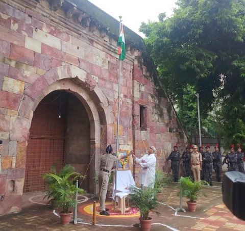 RSS general secretary, Bhaiyaji Joshi unfurled the national flag. RSS chief Mohan Bhagwat also paid tribute at the RSS headquarters.