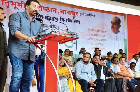 Actor turned politician Sunny Deol painted Nagpur with patriotism on Wednesday morning, a day ahead of Independence Day with his popular lines from Gadar.