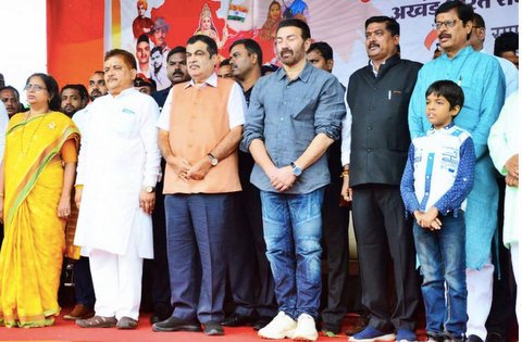 Actor turned politician Sunny Deol painted Nagpur with patriotism on Wednesday morning, a day ahead of Independence Day with his popular lines from Gadar.