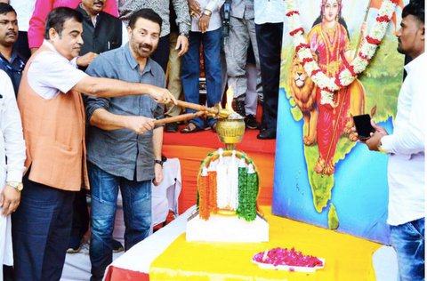 Actor turned politician Sunny Deol painted Nagpur with patriotism on Wednesday morning, a day ahead of Independence Day with his popular lines from Gadar.