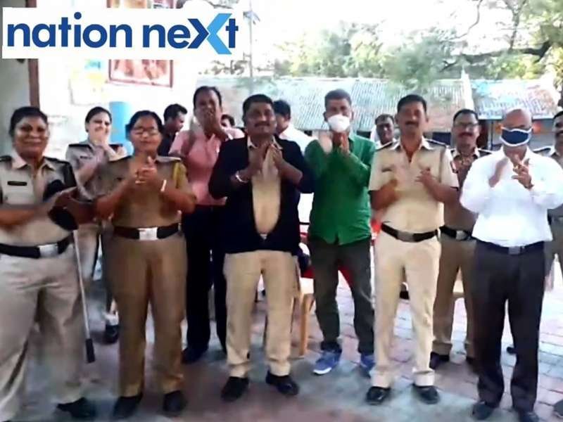Along with people of India, Nagpur Police personnel too expressed their gratitude towards health workers fighting COVID-19 as they clapped for these people.