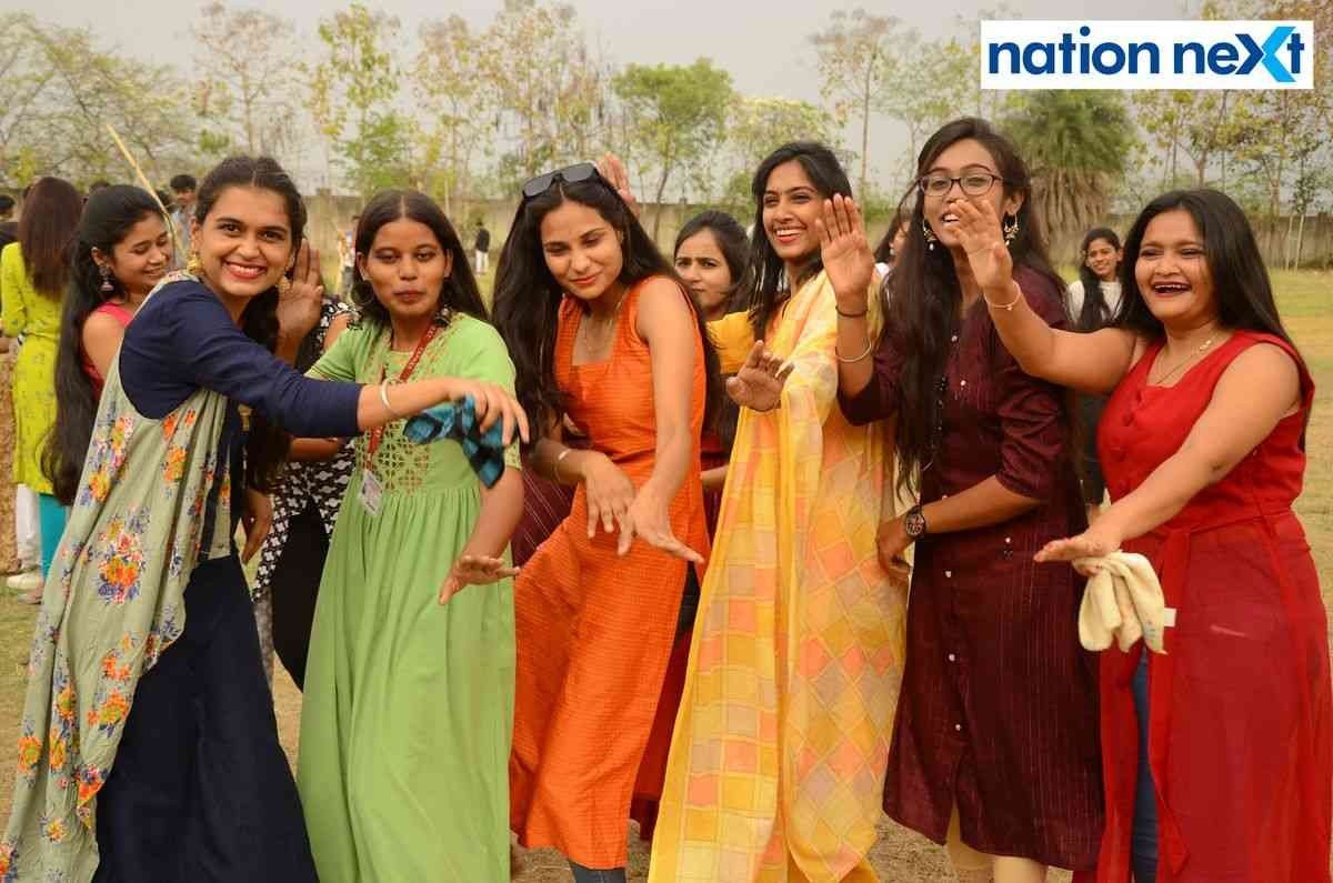 Students during the event 'Flashmob 2K22' organised at Tulsiramji Gaikwad Patil College in Nagpur