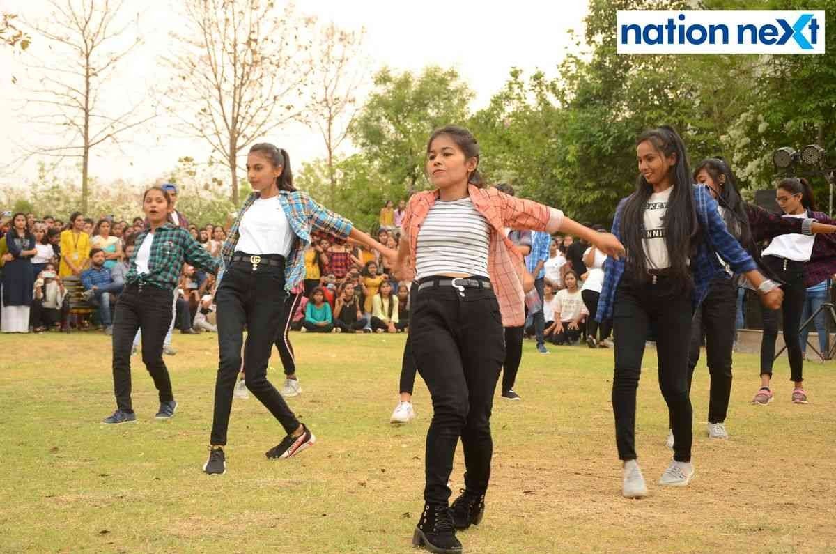 Students during the event 'Flashmob 2K22' organised at Tulsiramji Gaikwad Patil College in Nagpur