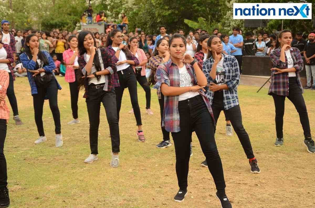 Students during the event 'Flashmob 2K22' organised at Tulsiramji Gaikwad Patil College in Nagpur