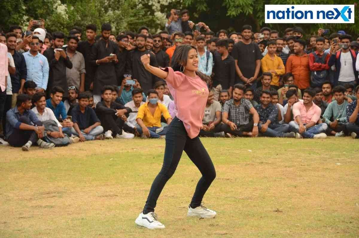 Students during the event 'Flashmob 2K22' organised at Tulsiramji Gaikwad Patil College in Nagpur