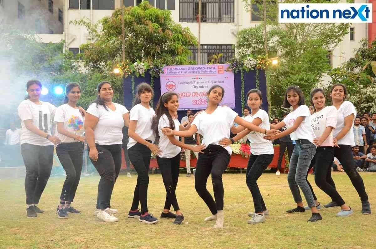 Students during the event 'Flashmob 2K22' organised at Tulsiramji Gaikwad Patil College in Nagpur