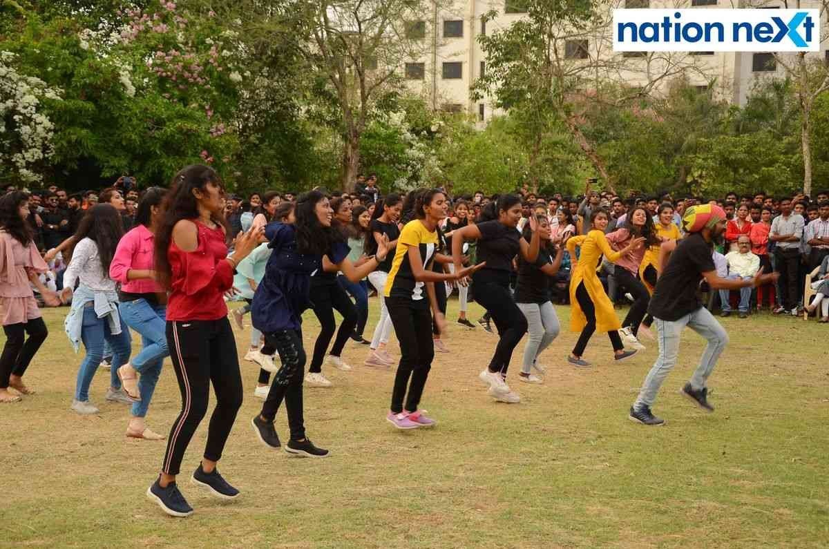 Students during the event 'Flashmob 2K22' organised at Tulsiramji Gaikwad Patil College in Nagpur