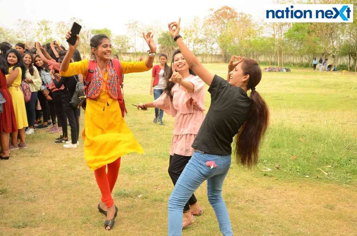 Students during the event 'Flashmob 2K22' organised at Tulsiramji Gaikwad Patil College in Nagpur