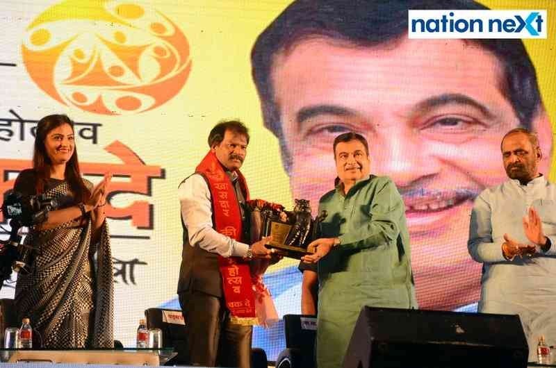 Hockey legend Dhanraj Pillay and Union Minister Nitin Gadkari during the inauguration of Season 4 of Khasdar Krida Mahotsav in Nagpur