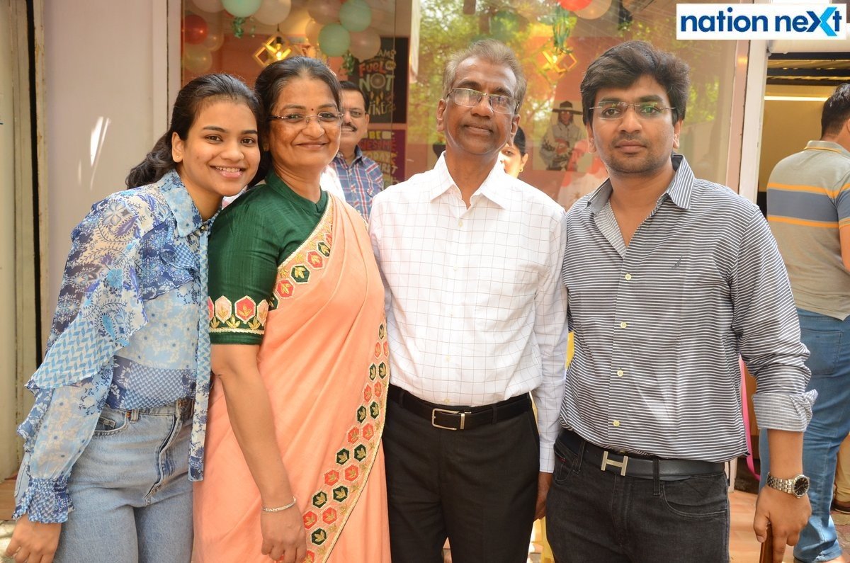 Aditi, Divya, Vijay and CA Vidit Panpalia during the inauguration of 'SEVEN O' ELEVEN' in Nagpur