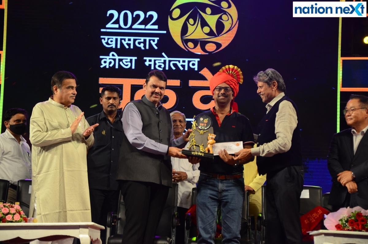Nitin Gadkari, Devendra Fadnavis and Kapil Dev felicitating Vijay Naidu during the closing ceremony of the Season 4 of Khasdar Krida Mahotsav in Nagpur