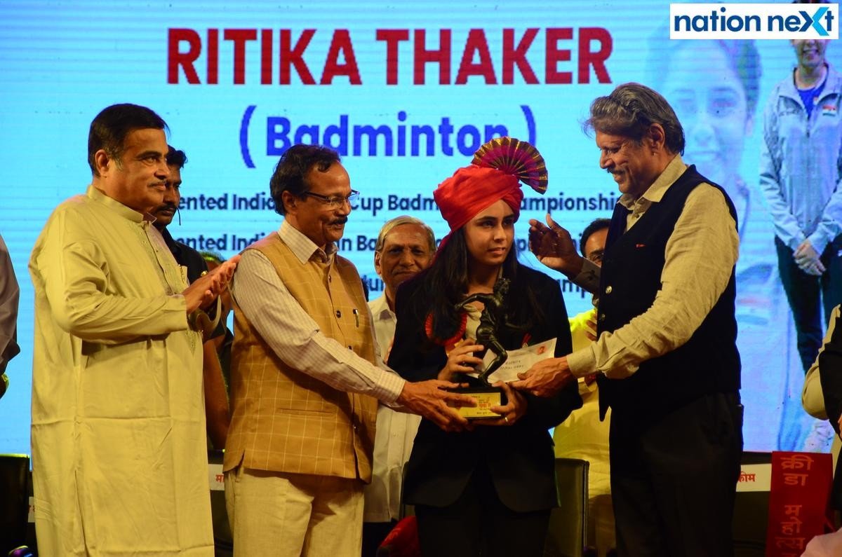 Nitin Gadkari and Kapil Dev felicitating Ritika Thaker during the closing ceremony of the Season 4 of Khasdar Krida Mahotsav in Nagpur