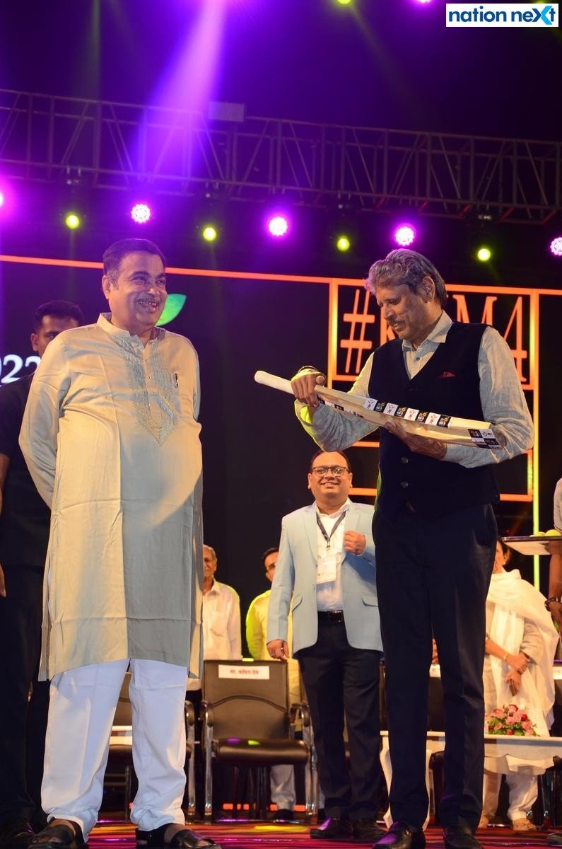 Nitin Gadkari and Kapil Dev during the closing ceremony of the Season 4 of Khasdar Krida Mahotsav in Nagpur