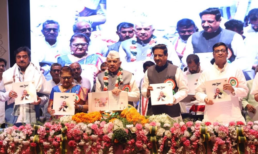 Lok Sabha MP Shatrughan Sinha, Roopa Deshmukh, Ranjeet Deshmukh, Former Maharashtra CM Prithviraj Chavan and Maharashtra minister Balasaheb Thorat during 'Amrut Mahotsav' organised at Suresh Bhat auditorium in Nagpur to celebrate Deshmukh's 75th birthday