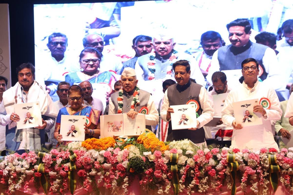 Lok Sabha MP Shatrughan Sinha, Roopa Deshmukh, Ranjeet Deshmukh, former Maharashtra CM Prithviraj Chavan and Maharashtra minister Balasaheb Thorat during 'Amrut Mahotsav' organised at Suresh Bhat auditorium in Nagpur to celebrate Deshmukh's 75th birthday