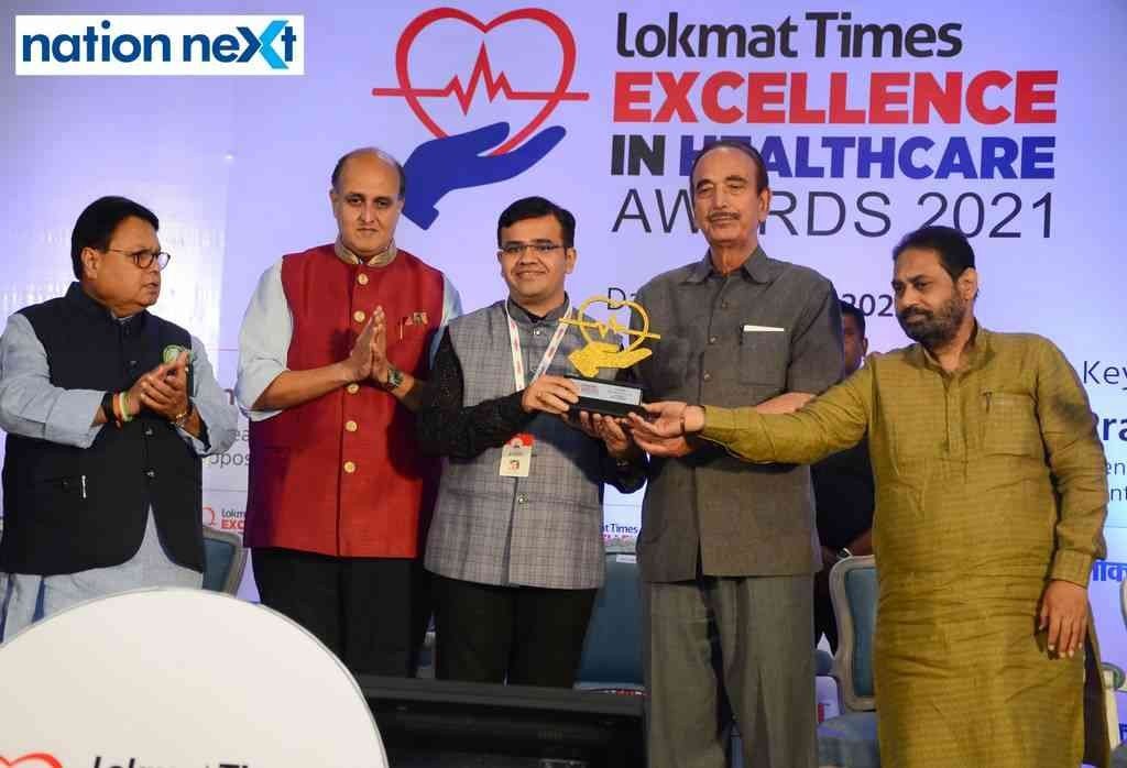 Dr Advai Apalwar with Ghulam Nabi Azad during Lokmat Times Excellence in Healthcare Awards 2021’ held in Nagpur