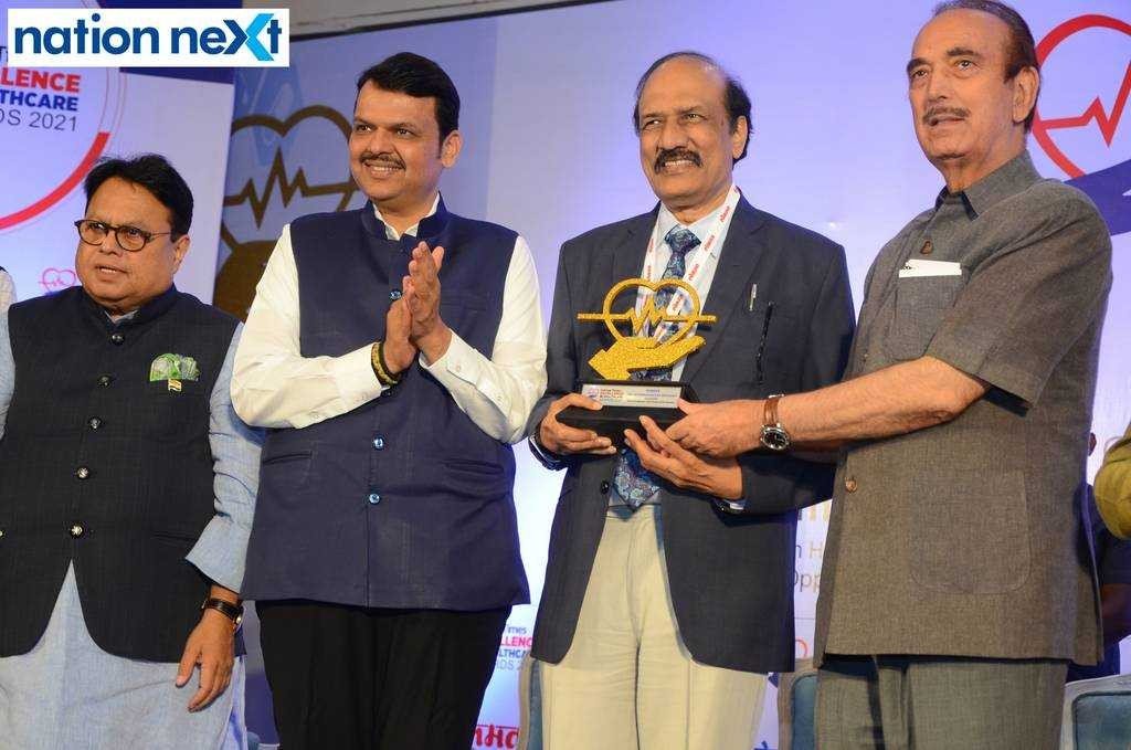 Dr Chandrashekhar Meshram with Devendra Fadnavis and Ghulam Nabi Azad during Lokmat Times Excellence in Healthcare Awards 2021’ held in Nagpur