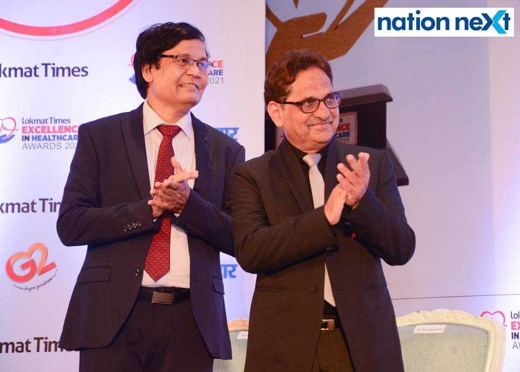 NK Nayak and Dr Raju Khandelwal during Lokmat Times Excellence in Healthcare Awards 2021’ held in Nagpur